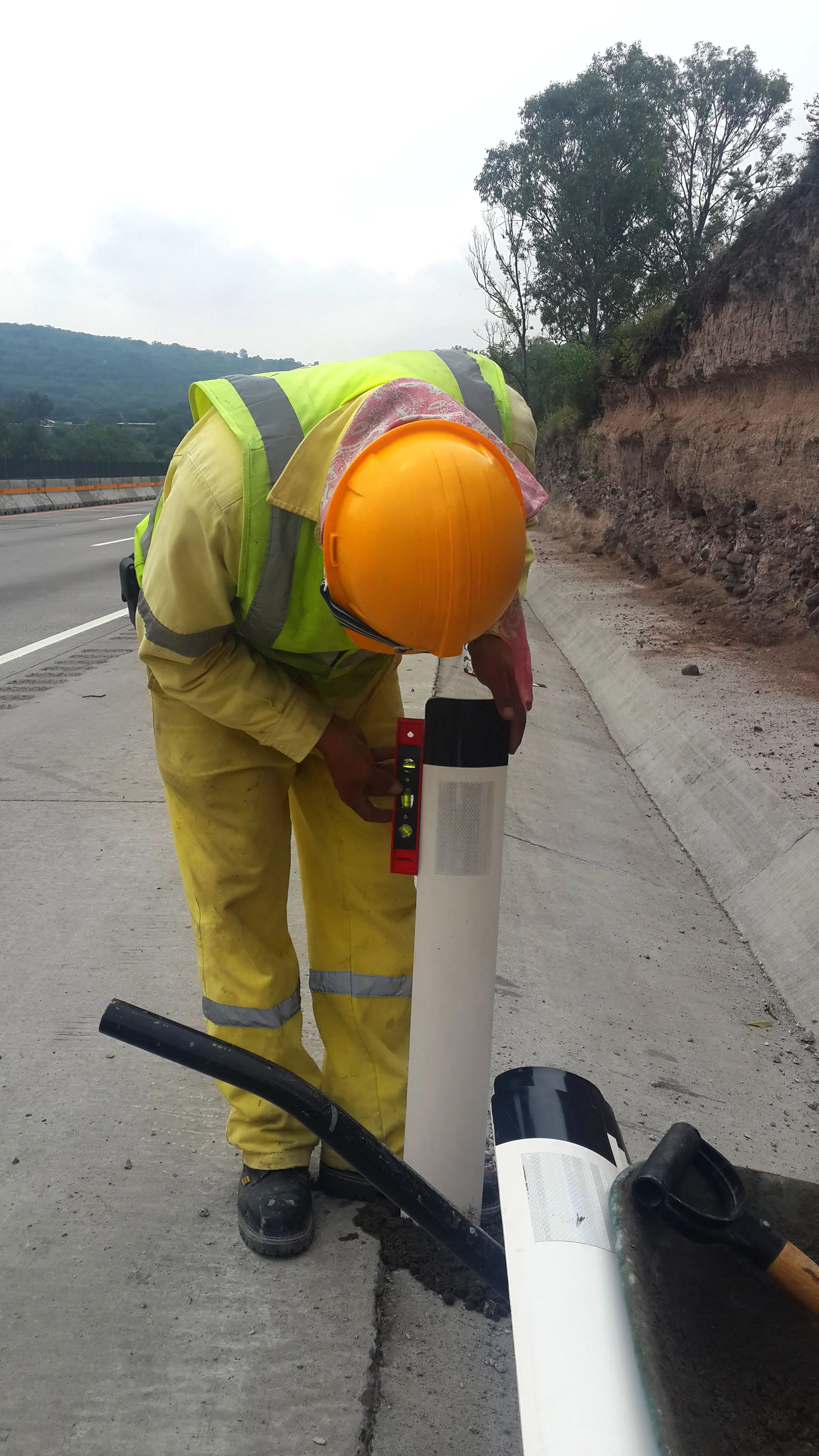 Técnicos MACOVI trabajando en reparación vial