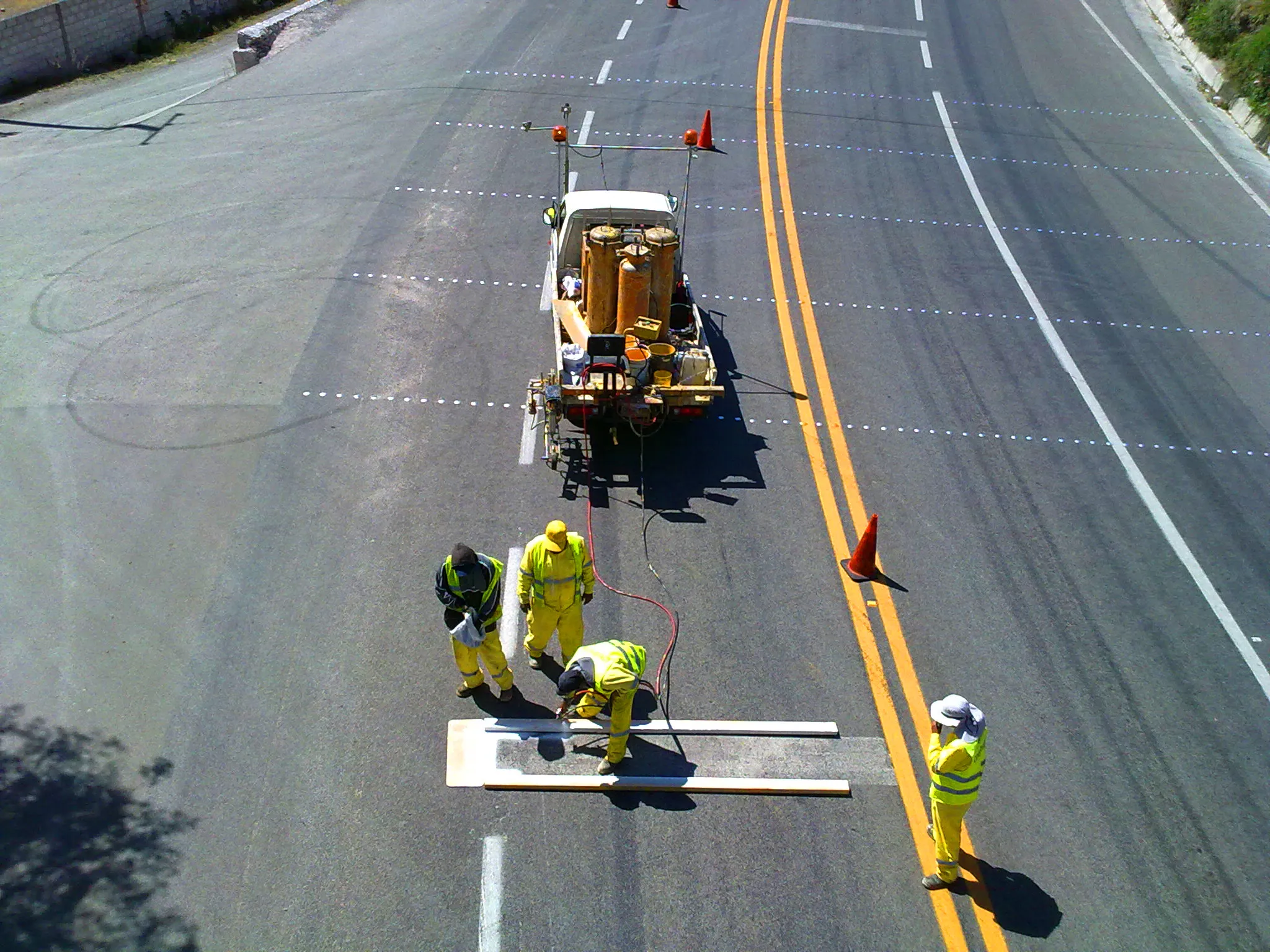 Técnicos MACOVI trabajando en reparación vial