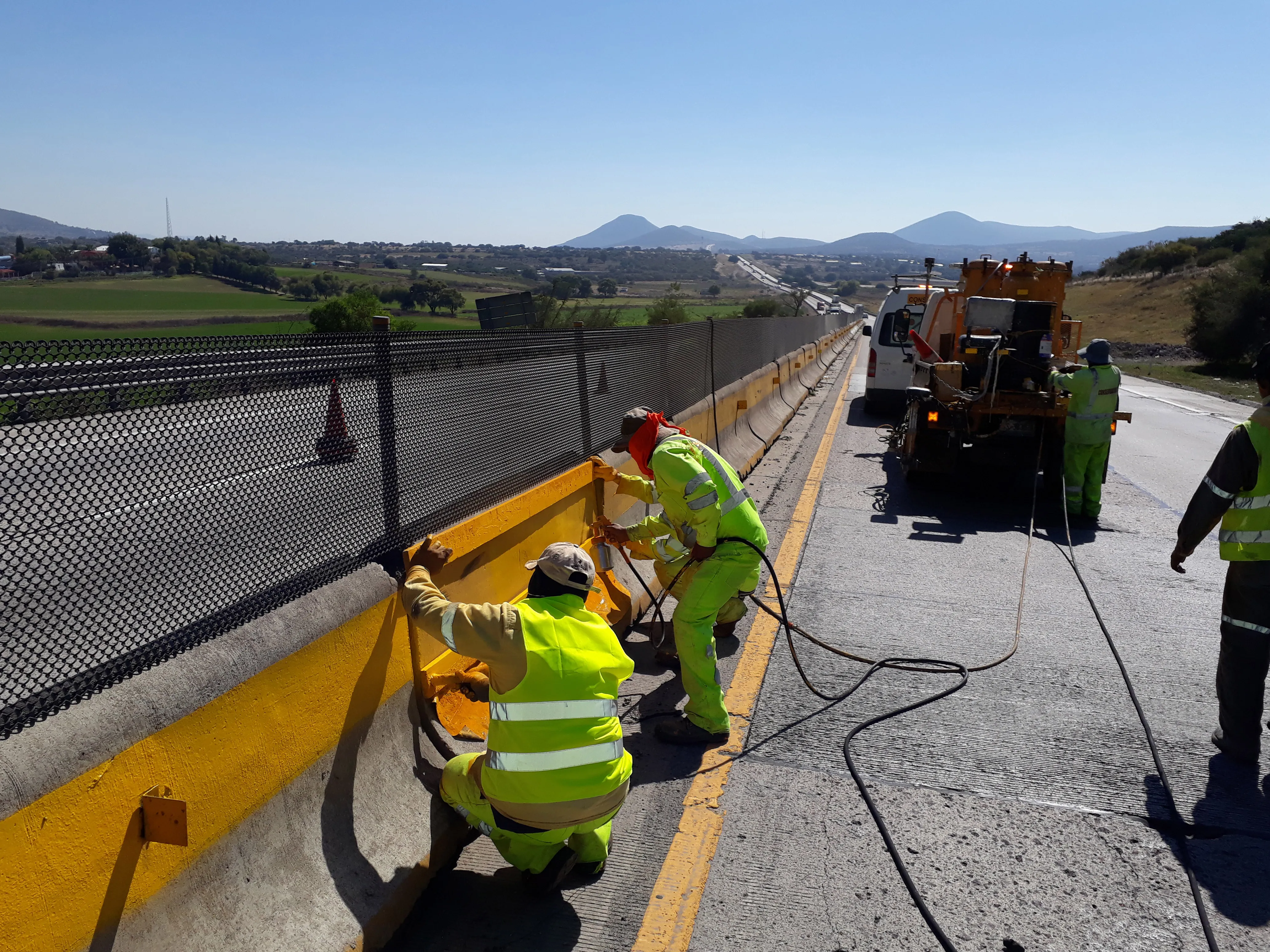 Técnicos MACOVI reparando pintura de inmueble