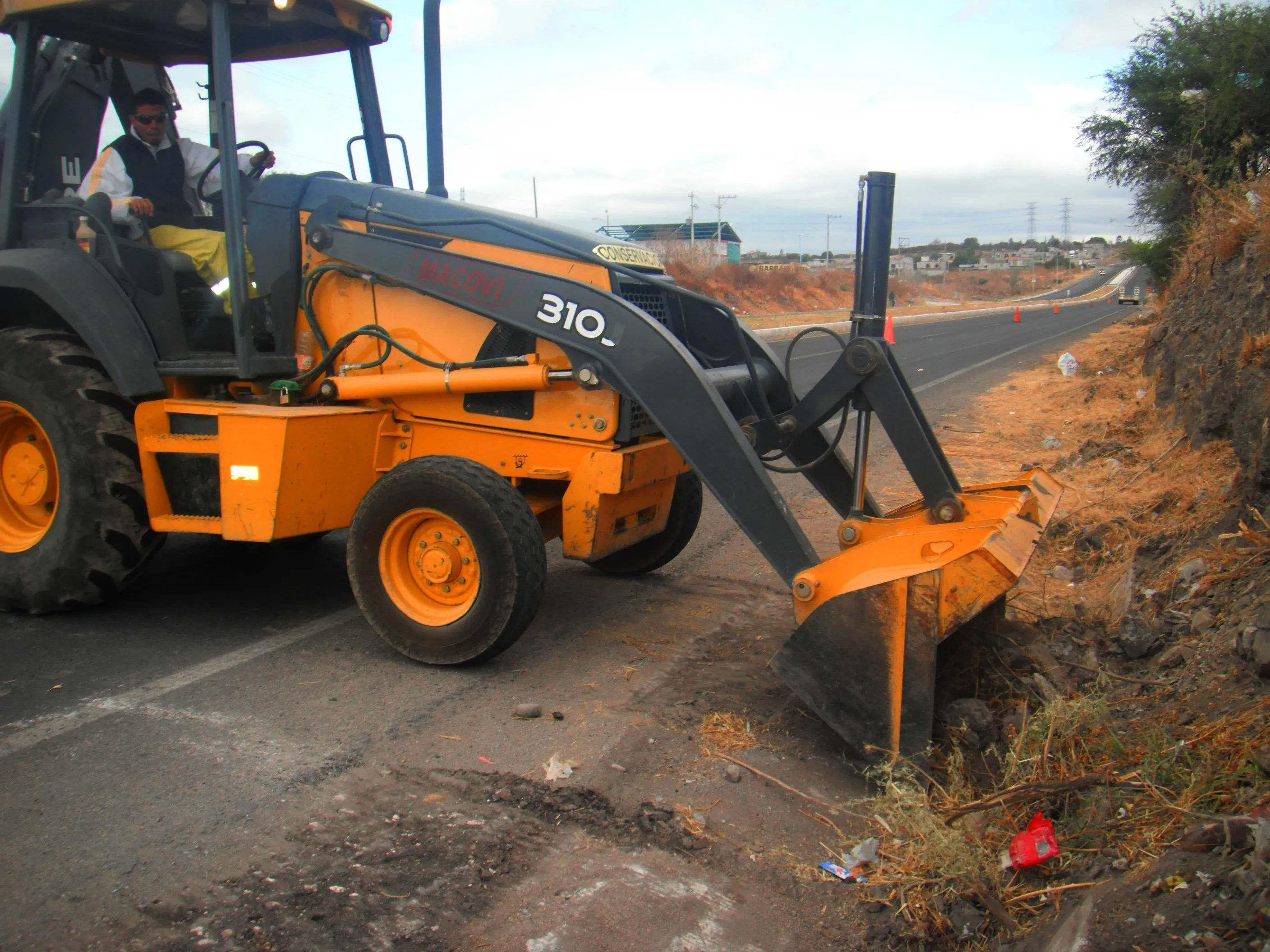 Técnicos MACOVI trabajando en reparación vial