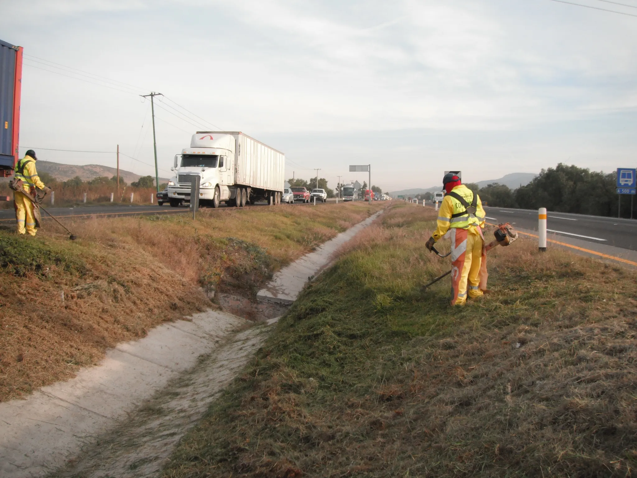 Técnicos MACOVI trabajando en reparación vial