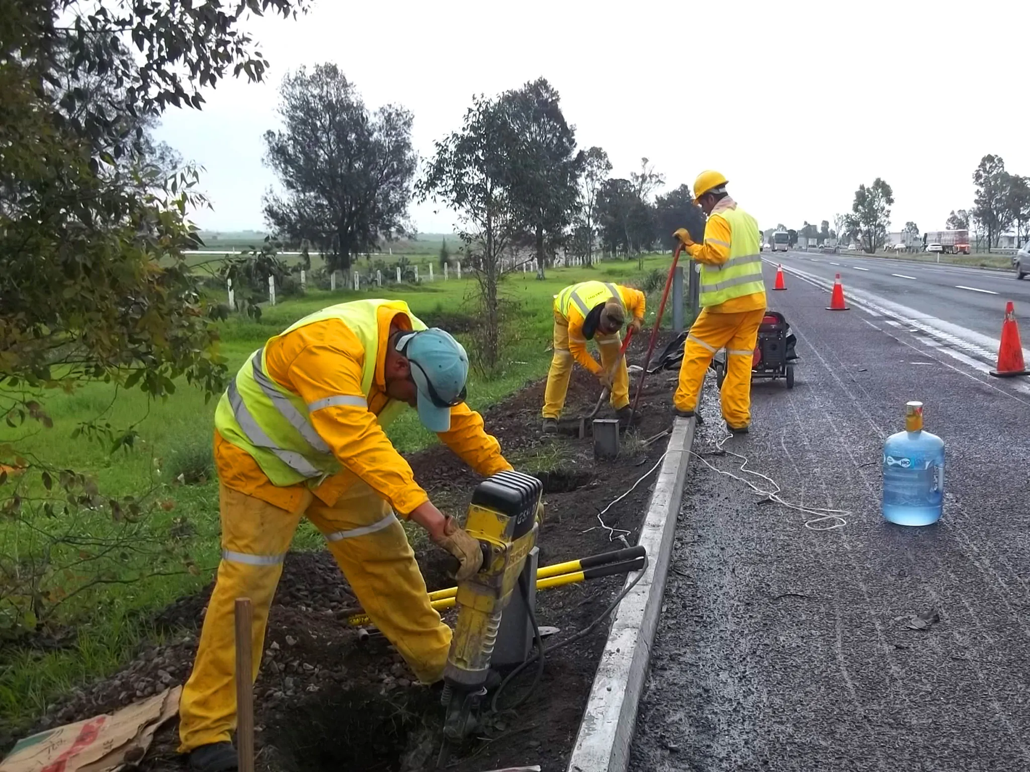 Técnicos MACOVI trabajando en reparación vial