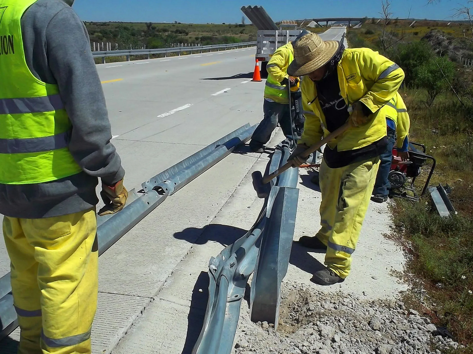 Técnicos MACOVI trabajando en reparación vial