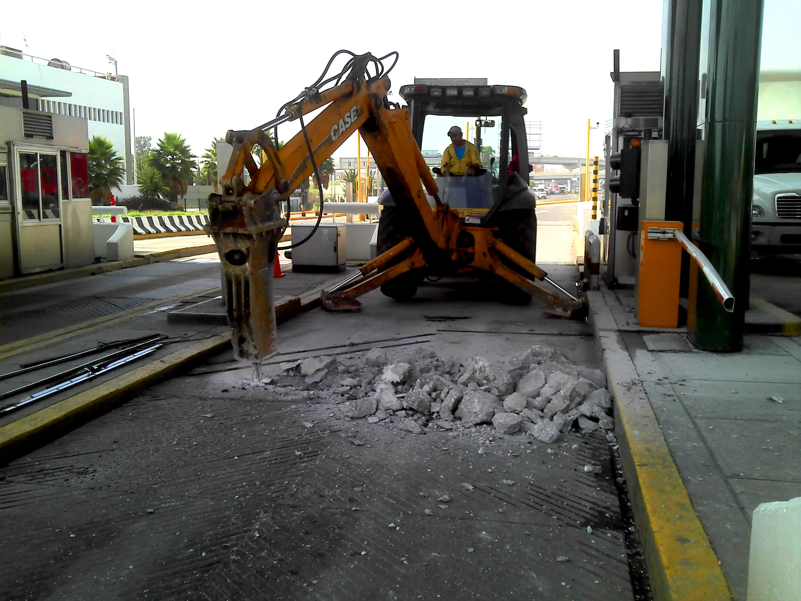 Técnicos MACOVI trabajando en reparación vial