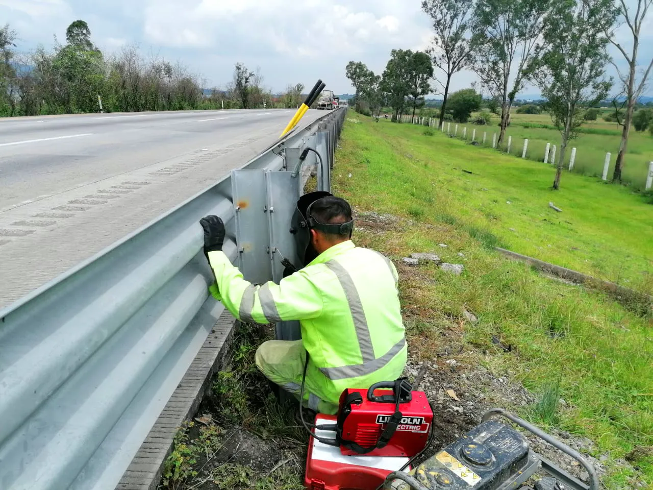 Técnicos MACOVI trabajando en reparación vial