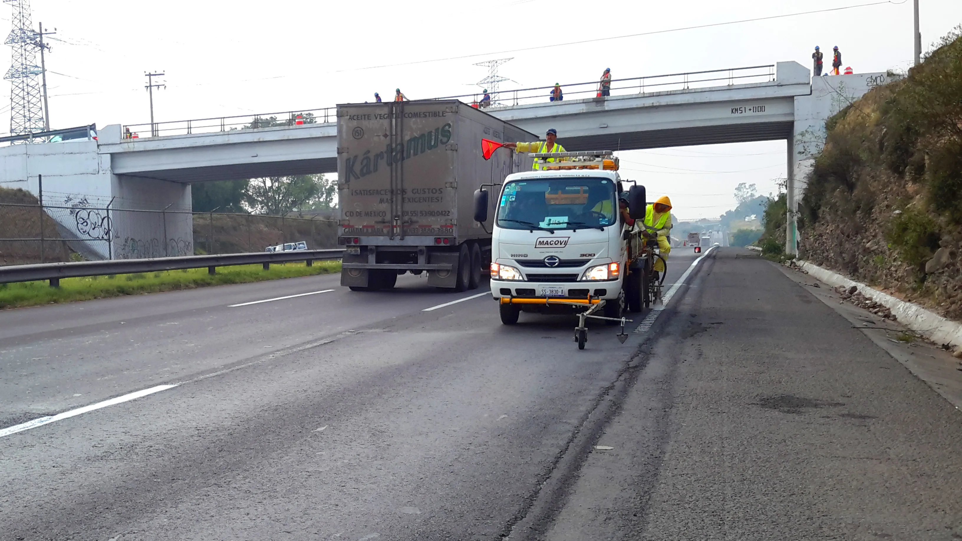 Técnicos MACOVI trabajando en reparación vial