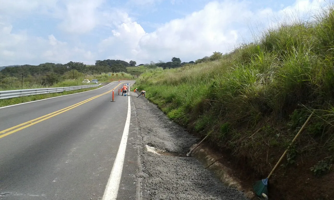 Técnicos MACOVI trabajando en reparación vial