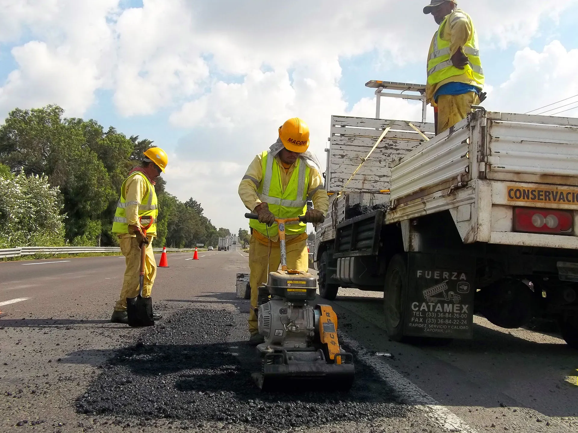 Mantenimiento al asfalto por grupo de técnicos MACOVI