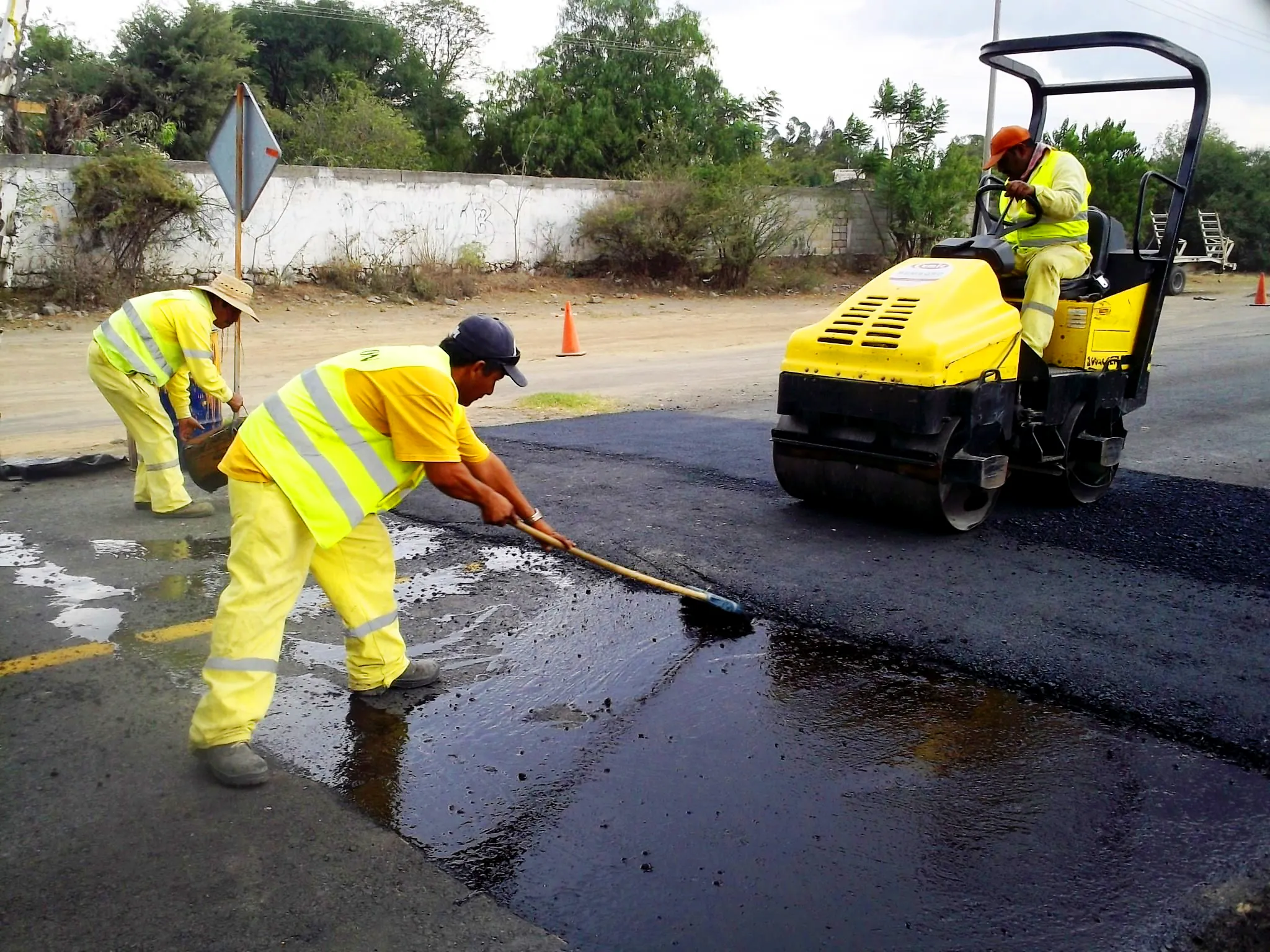 Técnicos MACOVI trabajando en reparación asfalto 