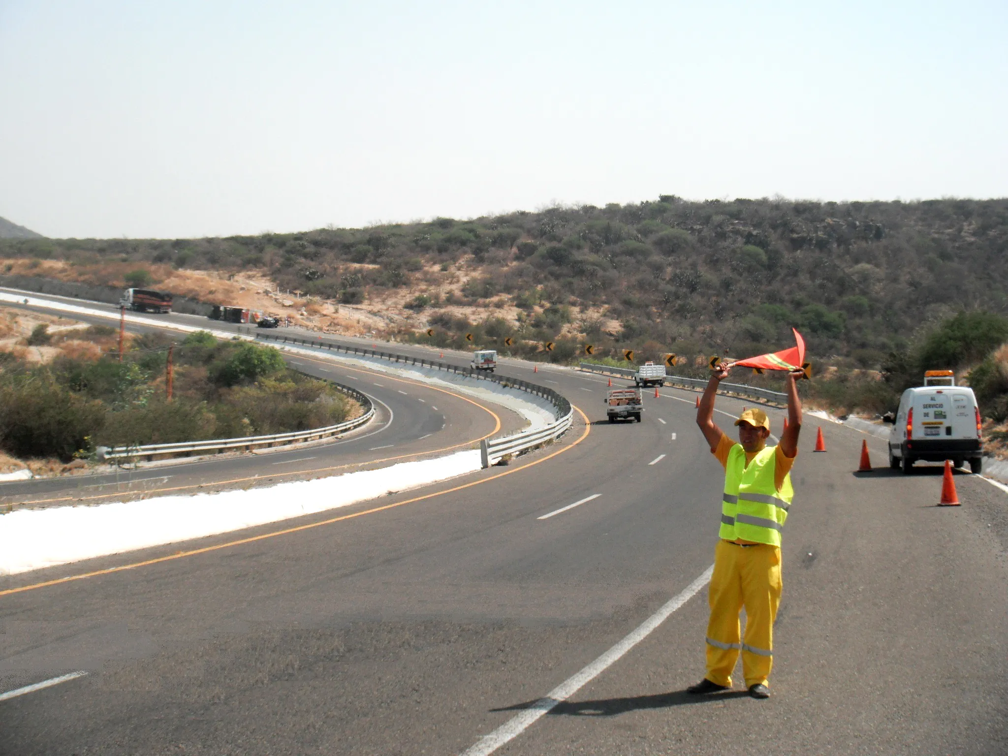 Técnicos MACOVI trabajando en reparación vial