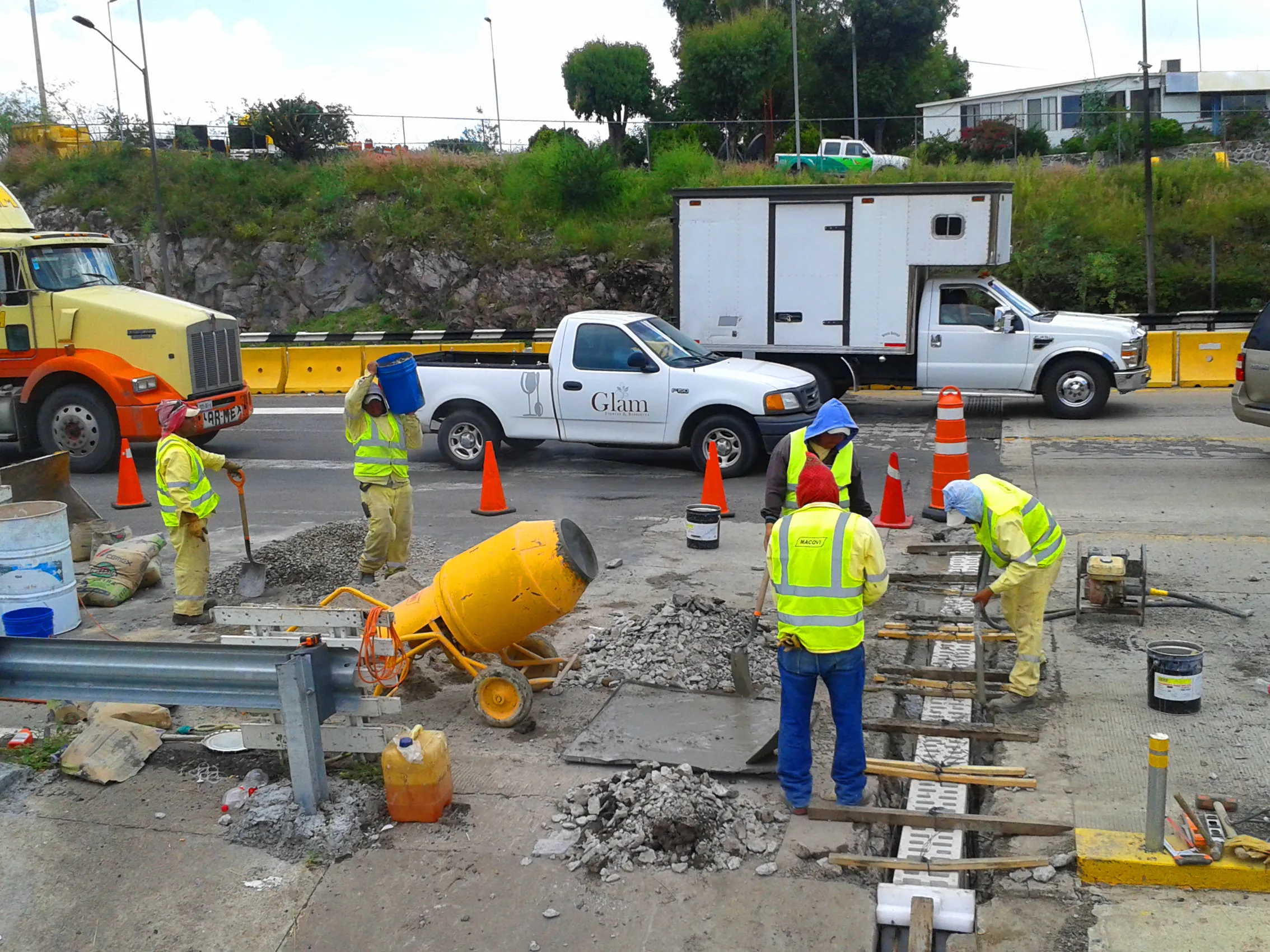 Trabajadores de MACOVI en acción, mejorando las condiciones viales.