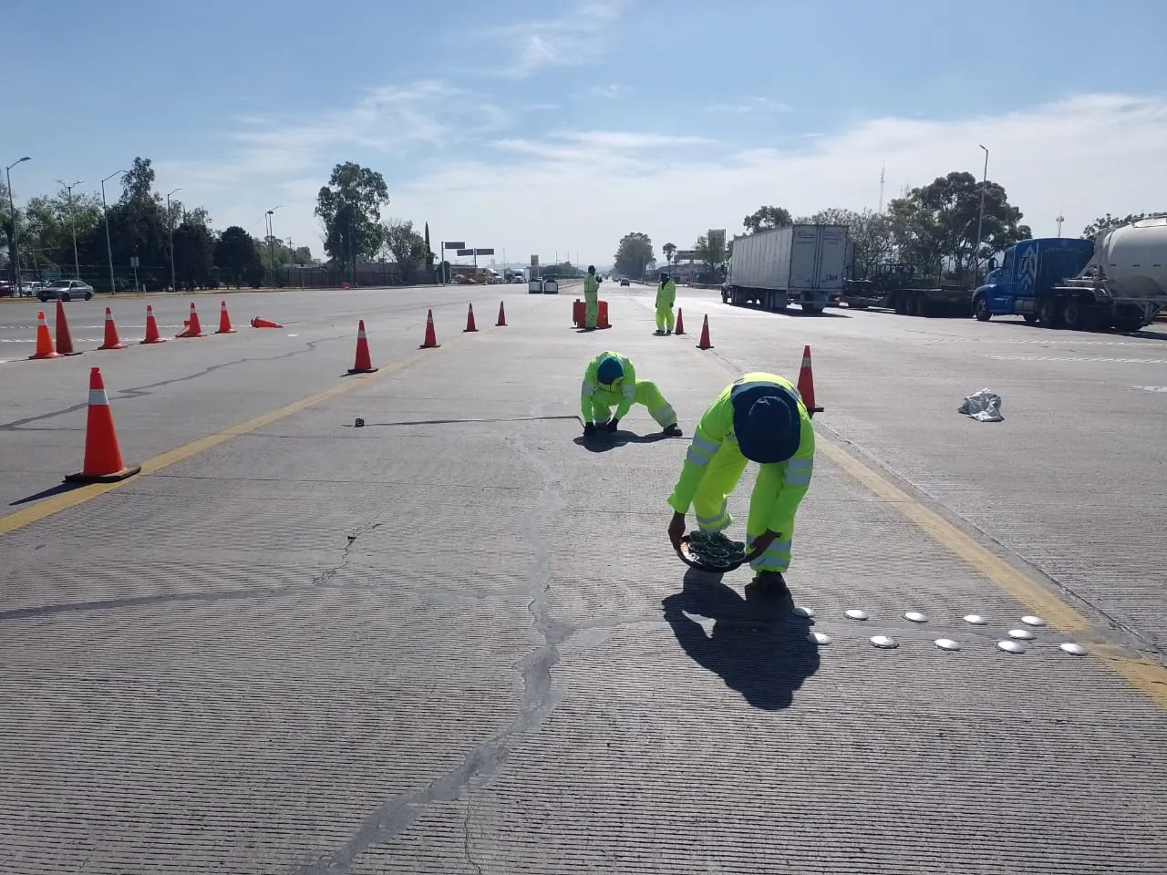 Técnicos MACOVI trabajando en reparación vial