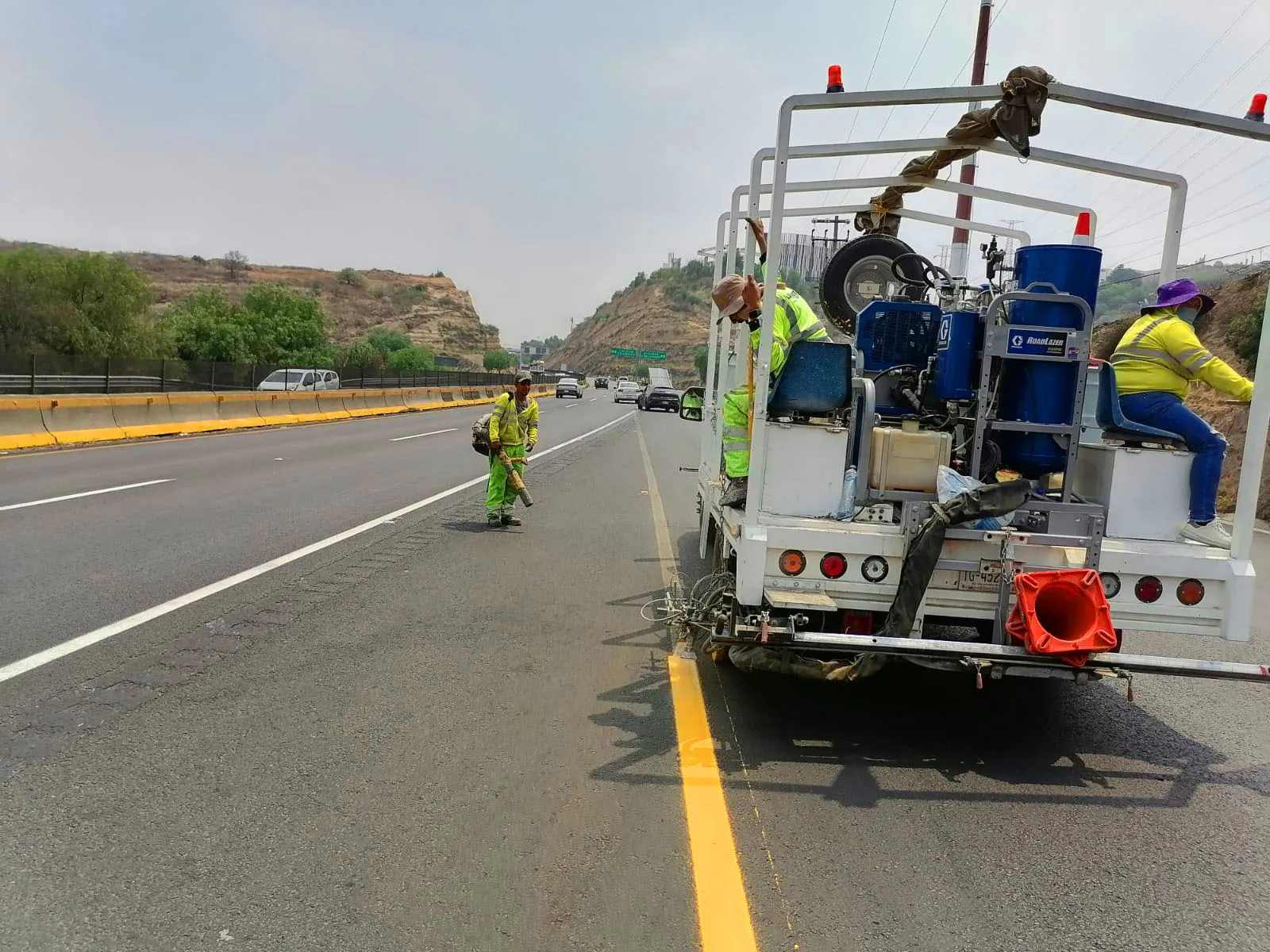 Técnicos MACOVI trabajando en reparación vial