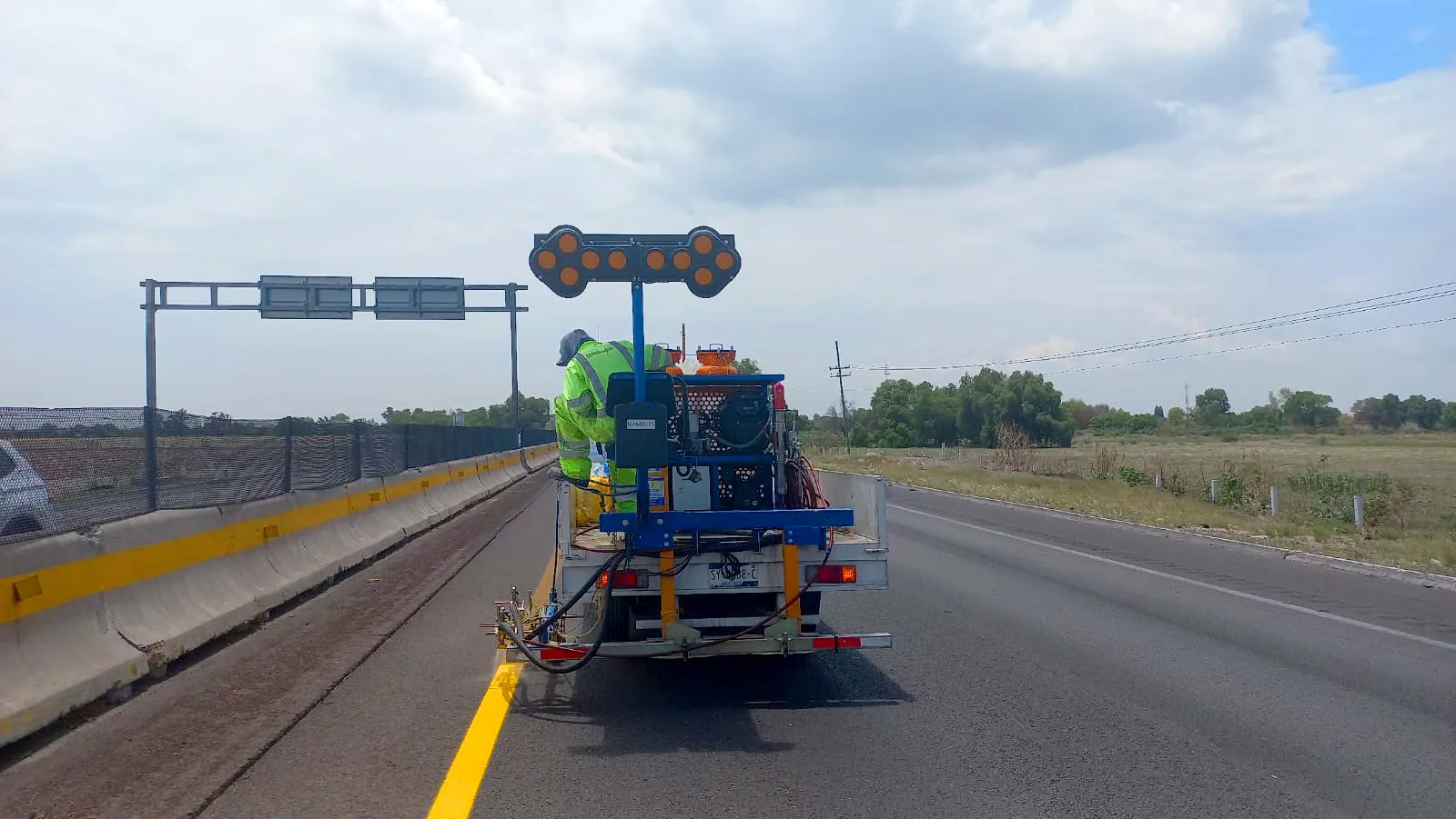 Técnicos MACOVI reparando pintura vial