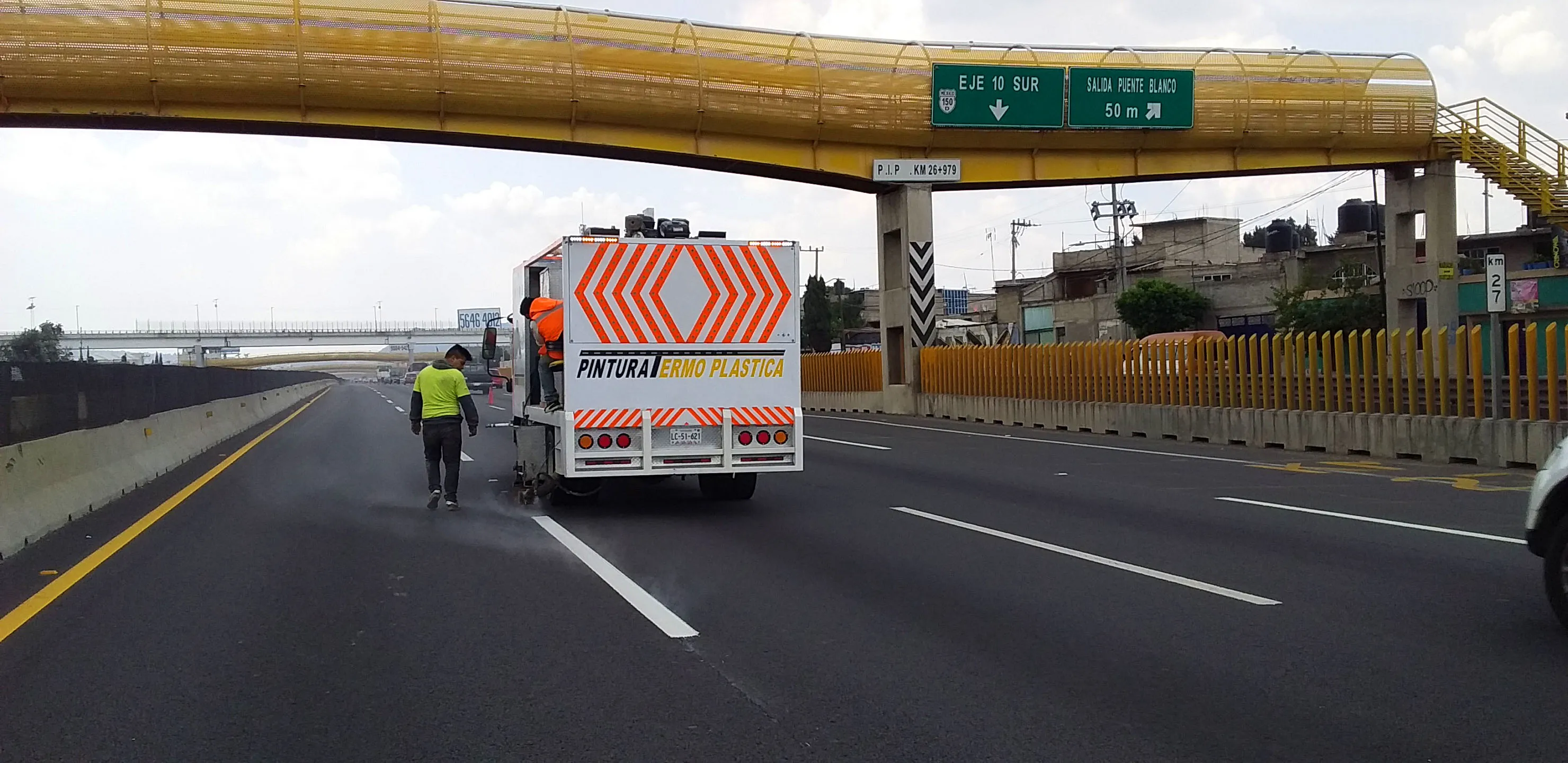 Equipo MACOVI reparando carretera