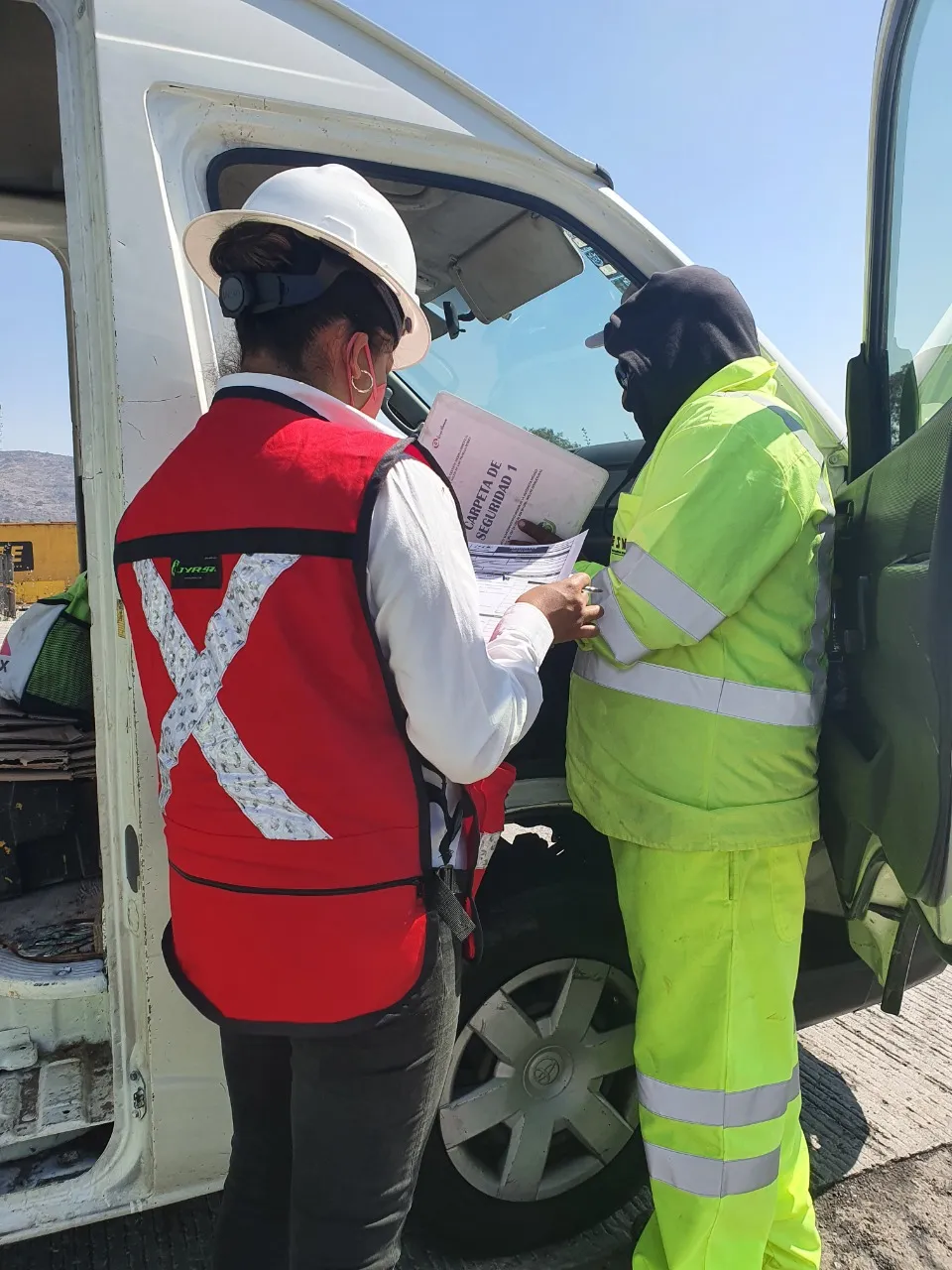 Equipo MACOVI revisando documentos de seguridad