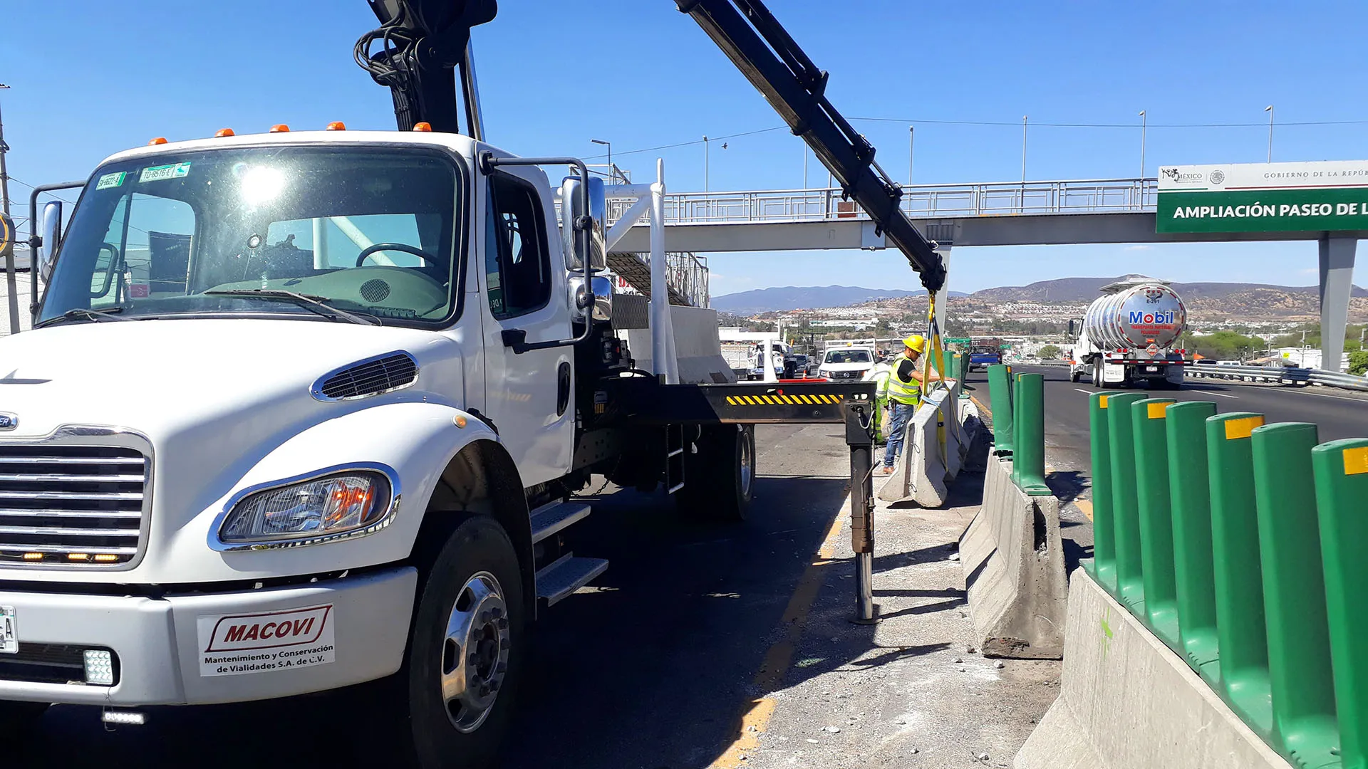 Técnicos MACOVI trabajando en reparación vial