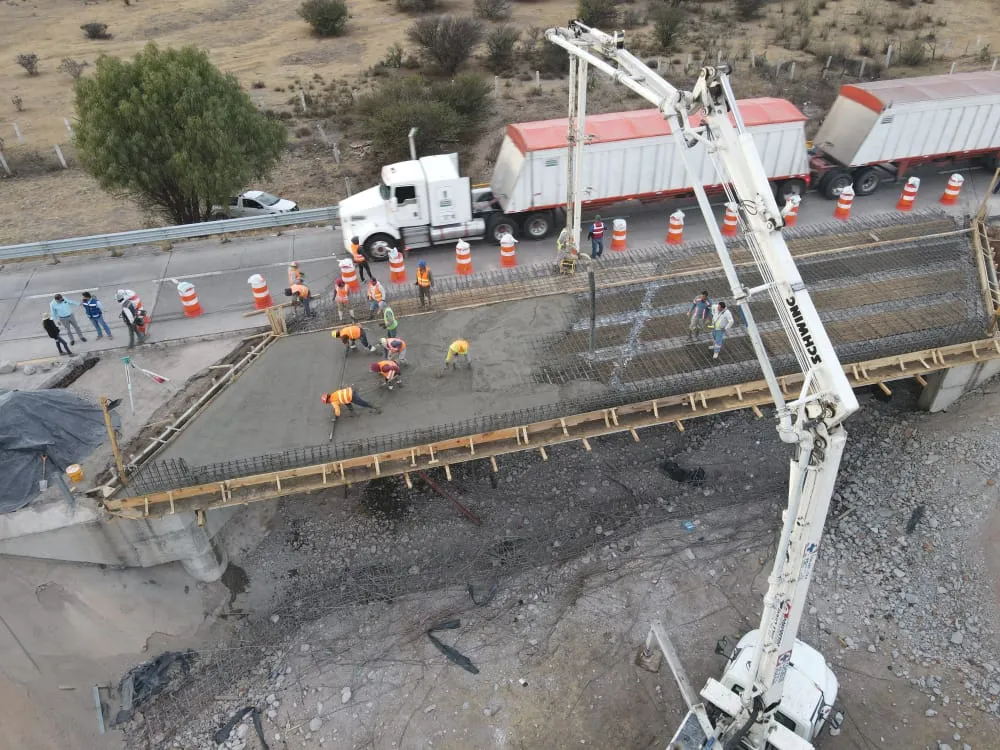 Técnicos MACOVI trabajando en reparación vial