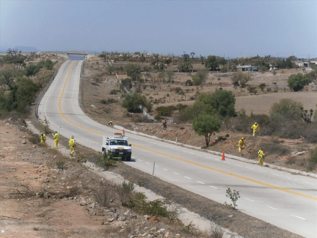 Técnicos MACOVI trabajando en reparación vial