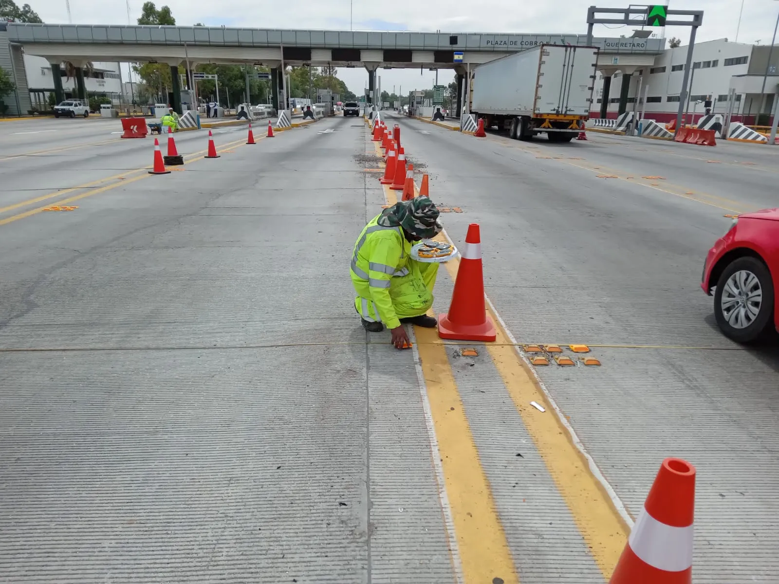 Técnicos MACOVI trabajando en reparación vial