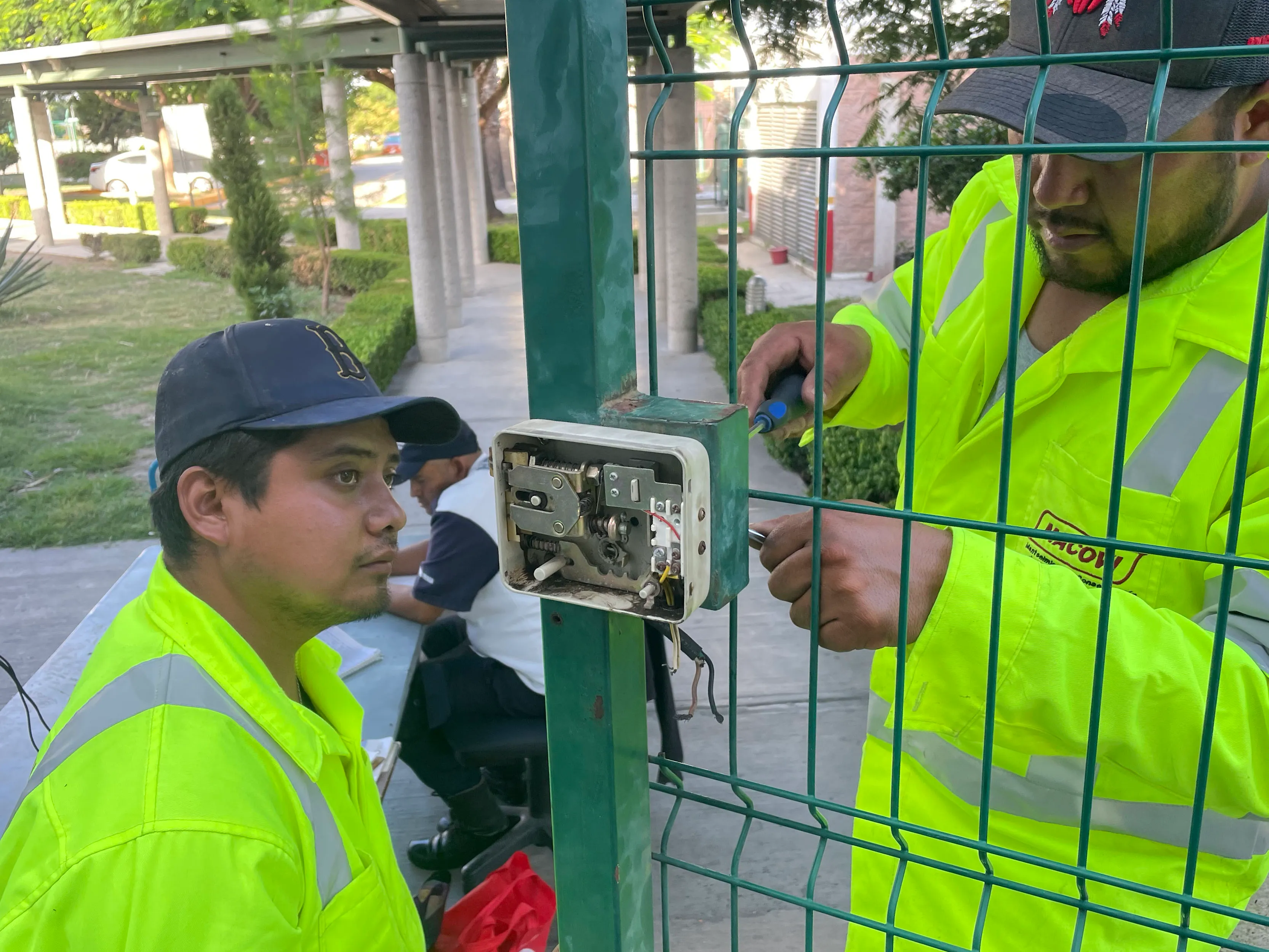 Técnicos MACOVI reparando detalles de inmueble