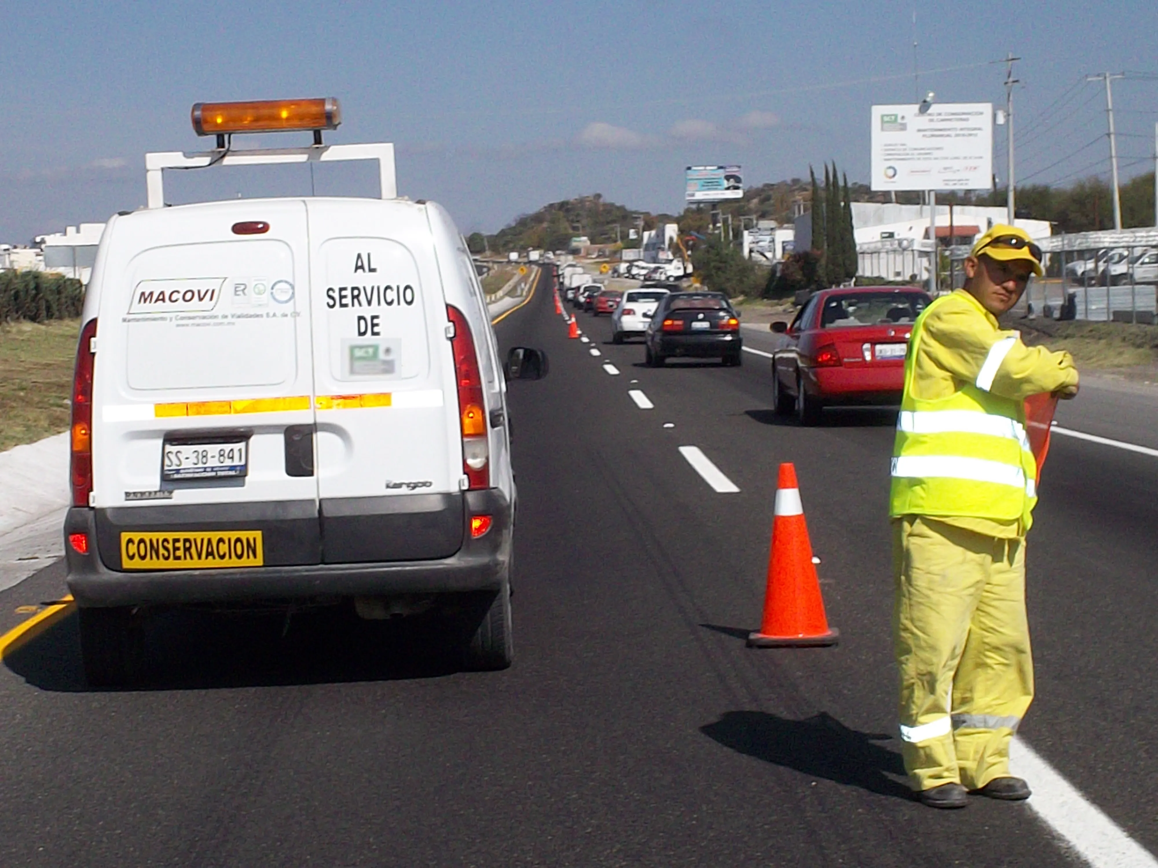 Técnicos MACOVI trabajando en reparación vial